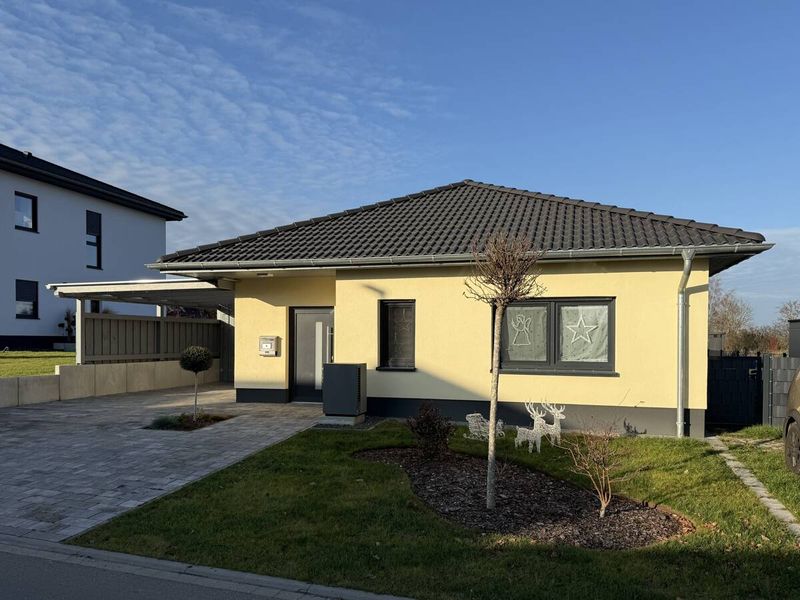 Nur noch wenige Grundstücke: Neubau-Bungalow im Baugebiet „Zur Tränke“ in Top-Grünlage von Thalheim